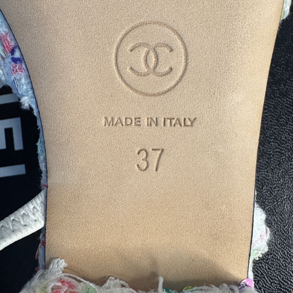 CHANEL Black Flats with Elegant Design - Picture 11 of 12